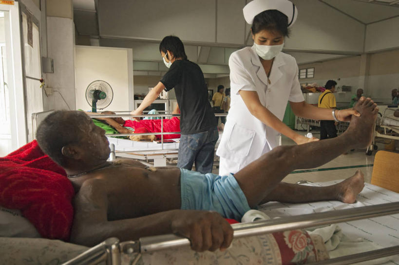 成年人,中年人,两个人,人群,护士,医院,横图,爱情,按摩,床,泰国,浪漫,温暖,温馨,恩爱,保健,恋人,摄影,部分,和睦,修道院,养老院,敬老院,艾滋病,同性恋,足,医疗保健,敬老,养老,老年公寓,托老所,护理院,男人,年轻女性,中年男性,年轻人,情侣,彩图,伴侣,融洽