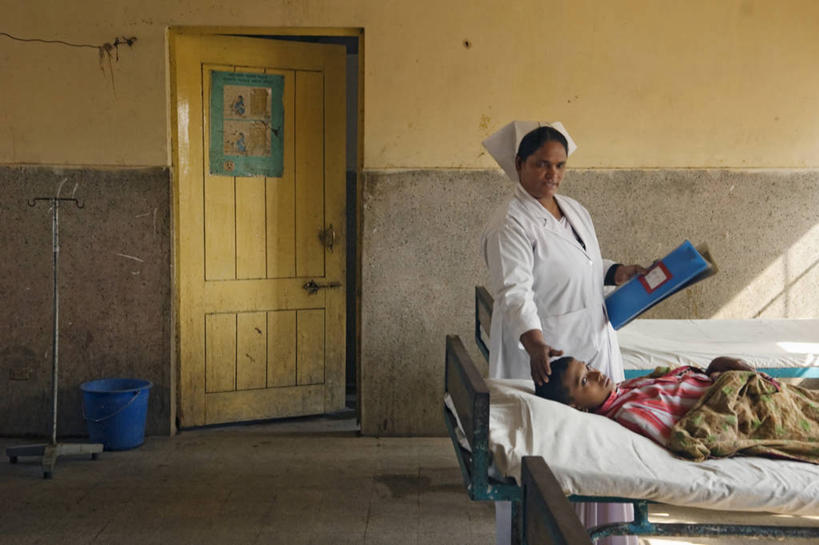 儿童,成年人,中年人,两个人,病人,护士,医院,横图,孟加拉国,亚洲,首都,摄影,南亚,志愿者,孟加拉人民共和国,达卡,男孩,中年女性,彩图