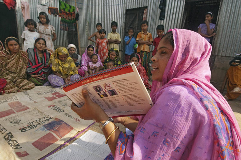 儿童,成年人,中年人,一个人,人群,护士,观众,横图,孟加拉国,亚洲,仅一个女性,首都,教育,摄影,南亚,孟加拉人民共和国,达卡,中年女性,说话,彩图