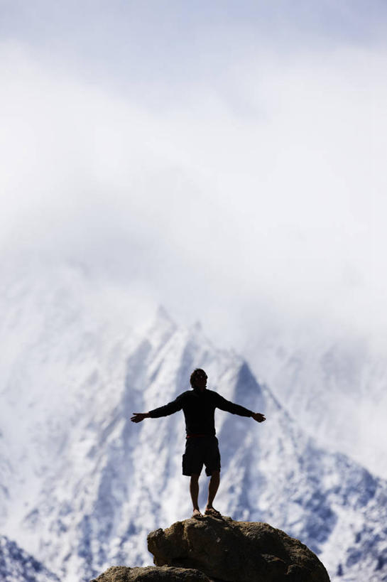 一个人,举,攀登,竖图,室外,留白,探险,自由,成功,信心,暴风雨,美国,山顶,云,宏伟,托,休息,幻想,力量,摄影,灵感,花岗岩,北美,北美洲,成就,天堂,加利福尼亚,美洲,剪影,渴望,加州,加利福尼亚州,内华达山,内华达山脉,金州,黄金州,北亚美利加洲,亚美利加洲,技能,冒险,危险,举起,举手,举着,爬山,向上举,向上伸,向上托,彩图,旅行,欢乐,美利坚合众国,龙柏