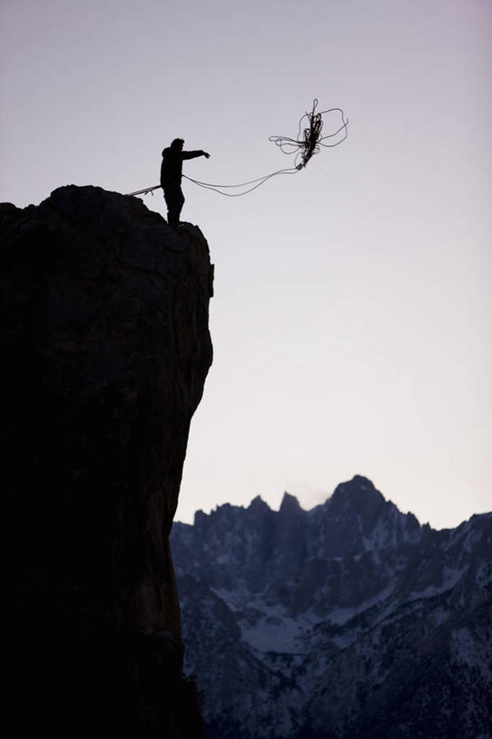 一个人,攀登,竖图,室外,探险,自由,成功,美国,山顶,悬崖,绳子,力量,摄影,北美,北美洲,加利福尼亚,美洲,剪影,问题,渴望,加州,加利福尼亚州,内华达山,内华达山脉,金州,黄金州,北亚美利加洲,亚美利加洲,技能,惠特尼山,冒险,危险,爬山,扔,彩图,旅行,美利坚合众国,龙柏