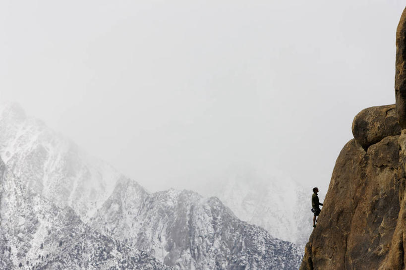 西方人,成年人,中年人,一个人,攀登,横图,室外,留白,侧面,探险,山,山脉,暴风雨,欧洲,美国,欧洲人,仅一个男性,仅一个人,仅一个中年男性,云,极限运动,摄影,花岗岩,北美,北美洲,加利福尼亚,美洲,加州,加利福尼亚州,内华达山,内华达山脉,金州,黄金州,北亚美利加洲,亚美利加洲,冒险,危险,男人,男性,中年男性,白种人,休闲活动,爬山,彩图,美利坚合众国,龙柏