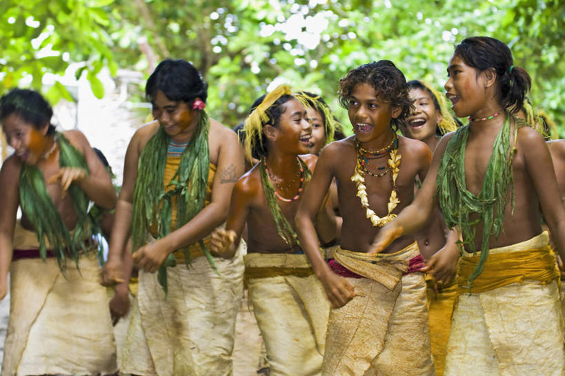 儿童,成年人,人群,横图,裙子,旅游,度假,纯洁,所罗门群岛,表演,娱乐,享受,休闲,放松,可爱,童年,童趣,摄影,唱,生态,肖像,大洋洲,童真,烂漫,无邪,太平洋岛屿,天真,男人,女人,半身,彩图,传统服装,旅行,舞蹈,传统文化