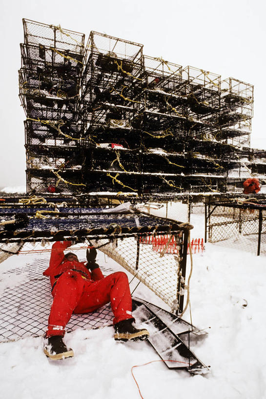 成年人,中年人,一个人,竖图,室外,雪,美国,仅一个男性,仅一个人,仅一个中年男性,工作,笼子,工业,摄影,修理,蟹笼,男人,男性,中年男性,彩图