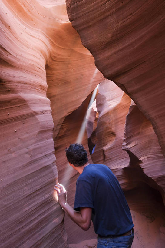 西方人,成年人,中年人,一个人,竖图,室外,探险,日光,欧洲,美国,欧洲人,仅一个男性,仅一个人,仅一个中年男性,地形,背面,地标建筑,摄影,亚利桑那,地质学,沙岩,科罗拉多高原,男人,男性,中年男性,白种人,彩图