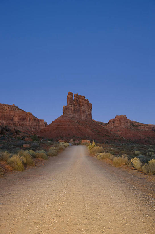 无人,竖图,室外,留白,探险,神秘,路,照明,美国,地形,尖顶,黎明,刺激,灯,灯具,摄影,照亮,北美,北美洲,照明设备,美洲,前照灯,前大灯,车前灯,北亚美利加洲,亚美利加洲,犹他,沙岩,科罗拉多高原,冒险,岩石,彩图,旅行,美利坚合众国,独处