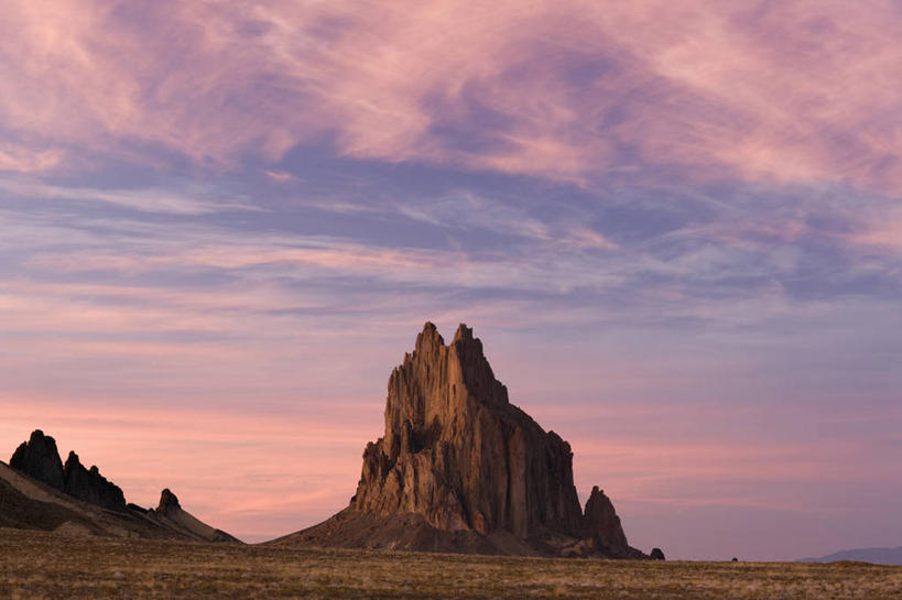无人,横图,美景,日落,沙漠,山,美国,科学,景观,山顶,悬崖,尖顶,天气,宏伟,堤岸,窗台,粉色,紫色,自然,黄昏,地标建筑,景色,摄影,宁静,自然风光,进攻,新墨西哥,水力发电,地质学,科罗拉多高原,卷云,自然地理,岩石,彩图,纳瓦霍族,空间探索,火山颈