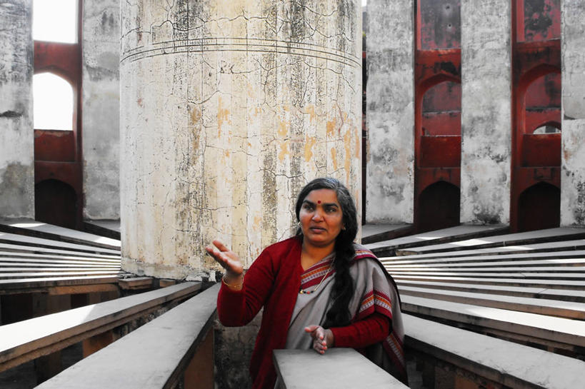 成年人,中年人,一个人,天文台,横图,建筑,印度,仅一个女性,仅一个人,科学,圆形,拱门,首都,手势,仅一个中年女性,摄影,日晷,天文学,印度文化,纱丽,曼塔天文台,新德里,天文学家,女人,女性,中年女性,印度人,彩图,打手势