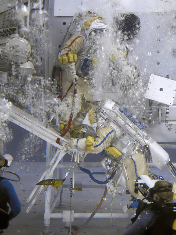 西方人,成年人,中年人,三个人,宇航员,竖图,室内,水下,水,欧洲,俄罗斯,欧洲人,准备,太空,摄影,国际空间站,水中呼吸器,男人,中年男性,白种人,彩图,俄罗斯人,空间探索