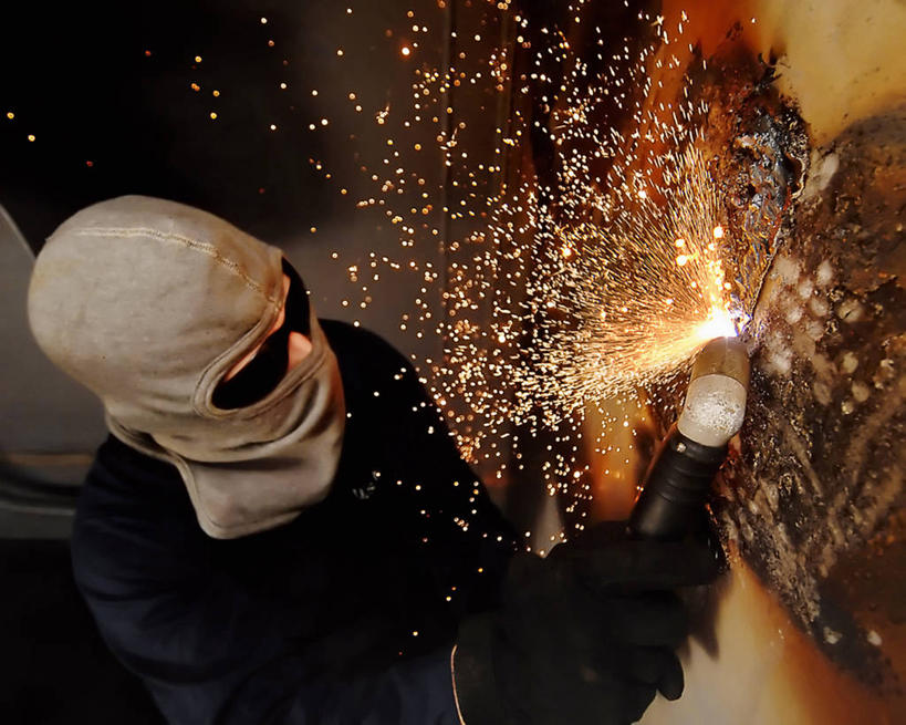 西方人,成年人,中年人,脸,头,脸颊,一个人,横图,室内,欧洲,欧洲人,仅一个男性,仅一个人,仅一个中年男性,军事,工作,火花,热,肩膀,乘务员,摄影,护目镜,海军,切断,杜鲁门号航空母舰,男人,男性,中年男性,白种人,头部,脸部,脸蛋,面部,技术员,彩图,美国海军,等离子切割机