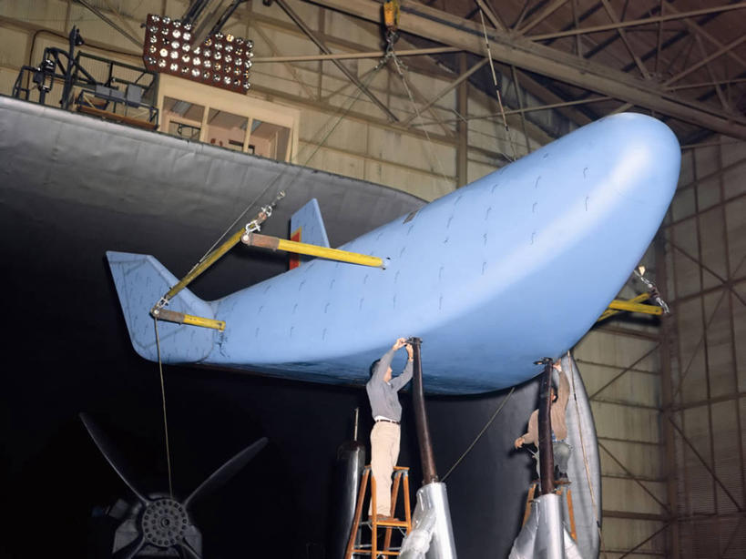 西方人,成年人,中年人,两个人,横图,欧洲,美国,欧洲人,科学,摄影,飞行器,科学实验,维吉尼亚,美国宇航局,男人,中年男性,白种人,技术员,彩图