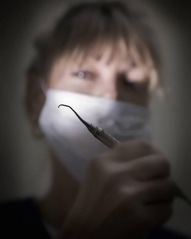 西方人,成年人,中年人,脸,头,脸颊,一个人,竖图,室内,欧洲,欧洲人,仅一个女性,仅一个人,肩膀,仅一个中年女性,摄影,牙科设备,肖像,女人,女性,中年女性,白种人,头部,脸部,脸蛋,面部,牙医,彩图