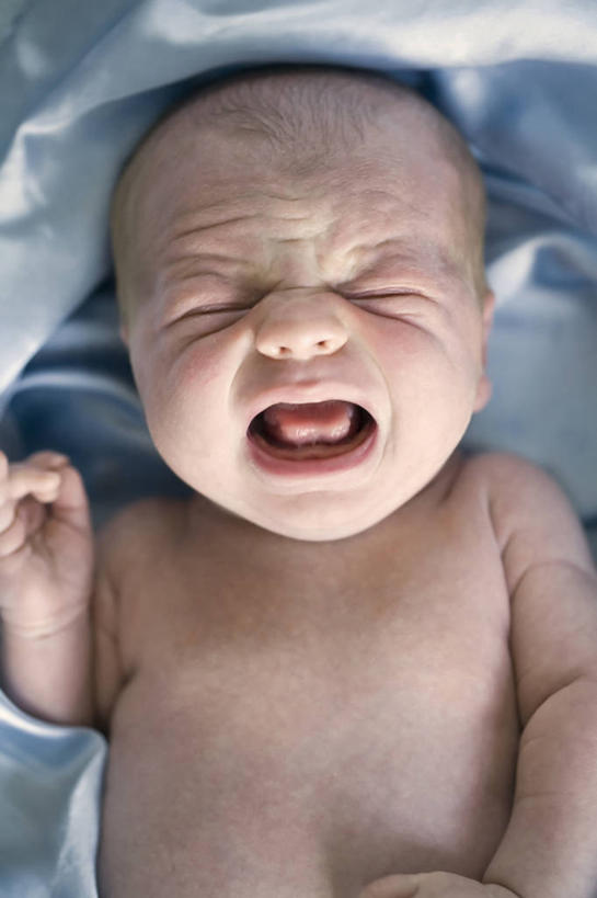 西方人,婴儿,儿童,一个人,竖图,室内,欧洲,欧洲人,裸露,童年,摄影,裸,悲哀,男孩,白种人,半身,彩图,弱点