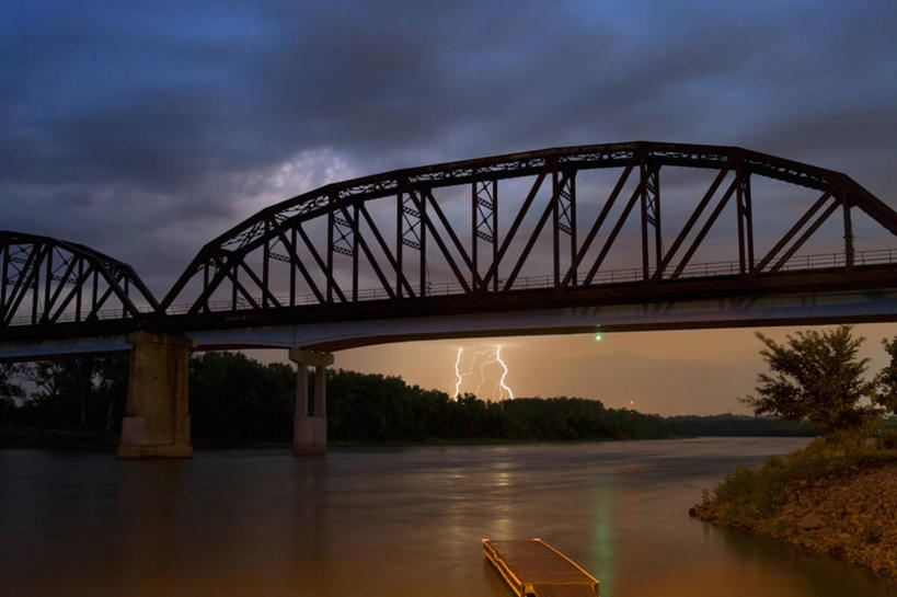 无人,横图,室外,夜晚,闪电,暴风雨,路,铁路,美国,云,桥,轨道,交通,铁轨,自然灾害,天气,天空,运输,摄影,恐怖,威胁,结束,内布拉斯加,密苏里河,危险,彩图