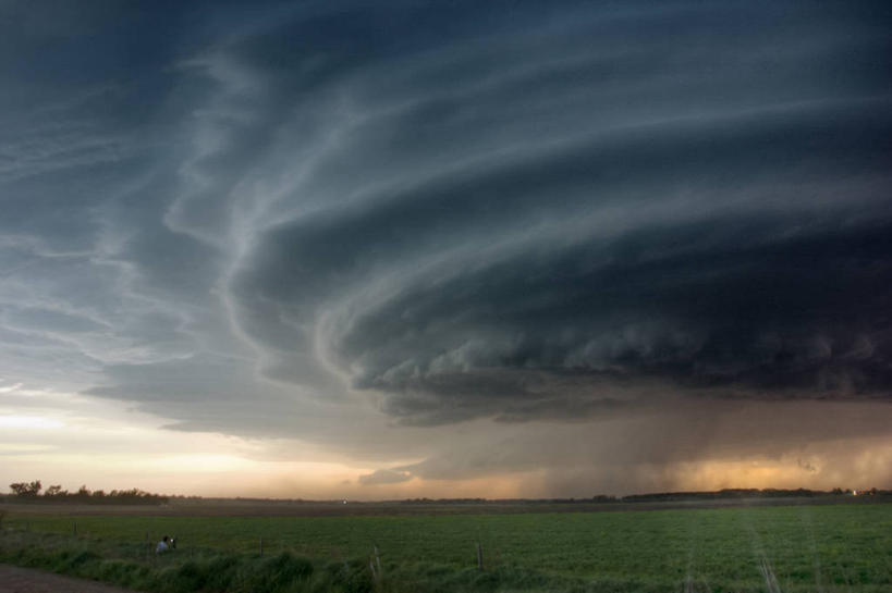 西方人,成年人,中年人,一个人,横图,室外,白天,暴风雨,欧洲,美国,欧洲人,仅一个男性,仅一个人,仅一个中年男性,自然灾害,天气,自然,摄影,恐怖,威胁,录像,结束,内布拉斯加,雷雨,危险,男人,男性,中年男性,白种人,彩图,电影摄影师