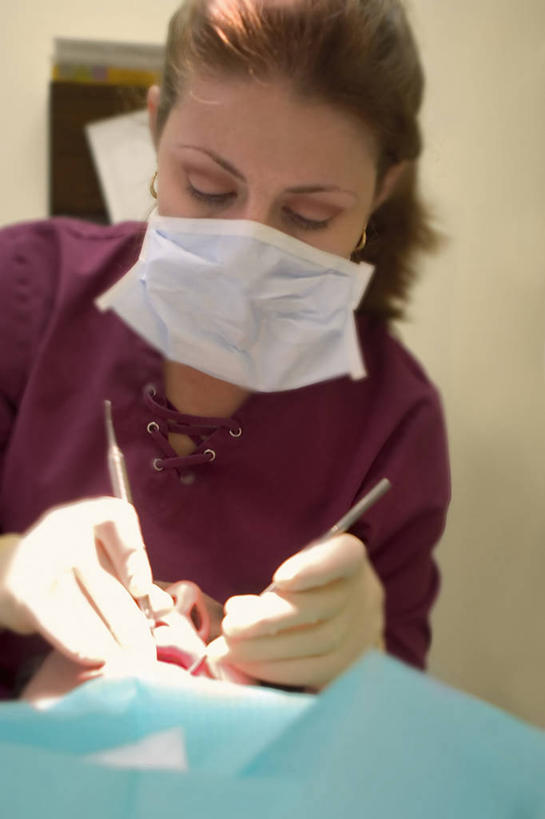 西方人,成年人,中年人,牙齿,一个人,两个人,竖图,室内,欧洲,欧洲人,仅一个女性,仅一个人,仅一个中年女性,摄影,女人,女性,中年女性,白种人,齿,牙,牙龈,牙医,清洗,彩图