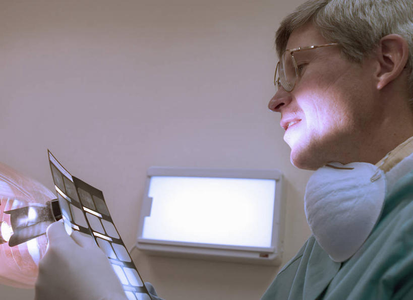 西方人,成年人,老年人,一个人,医生,横图,x光片,室内,欧洲,欧洲人,仅一个男性,仅一个人,仅一个中年男性,辐射,科学,医学,摄影,保护,医疗,科学技术,x射线,影片,x光,男人,男性,中年男性,白种人,牙医,彩图,电磁波,电磁辐射