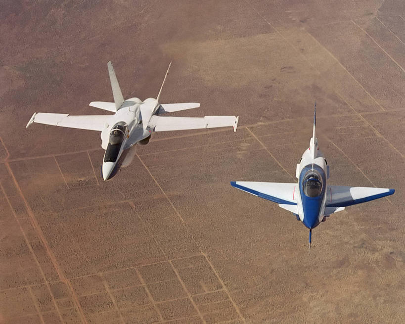 两个人,飞行员,横图,室外,白天,飞机,美国,朦胧,模糊,交通,航空,飞,交通工具,运输,摄影,迅速,飞行器,客机,加利福尼亚,载具,军用机,科学实验,美国宇航局,彩图,爱德华兹空军基地,商务机,编队飞行