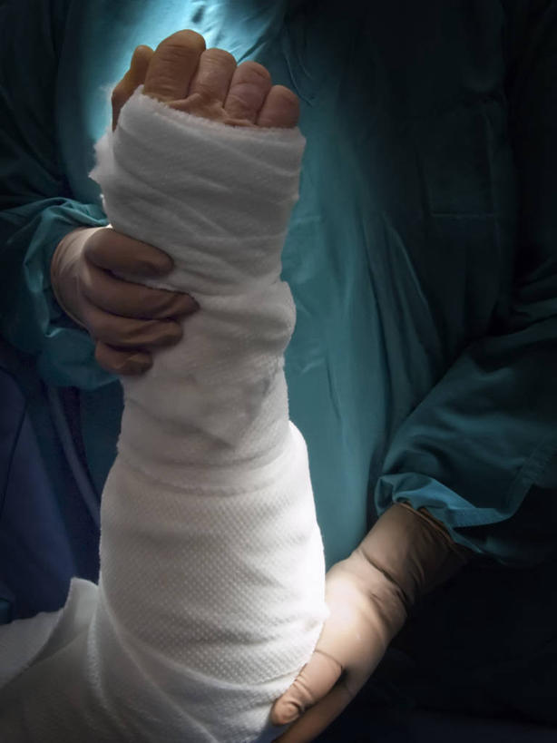 两个人,医生,病人,护士,竖图,室内,工作服,制服,安全,朦胧,模糊,防护,手套,摄影,保护,支撑,手术,关爱,保险,受伤,整形,恢复,保全,周全,安稳,安定,防护手套,工作制服,四肢,损伤,贡献,技能,平安,手臂,彩图,工作套服,外科手术,医疗美容外科手术,整形手术,挫伤