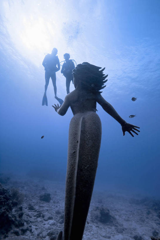 中年人,两个人,三个人,竖图,白天,旅游,度假,水下,雕塑,神话,雕像,放松,摄影,问候,剪影,异性恋,休闲活动,彩图,旅行,伴侣,美人鱼,水肺潜水