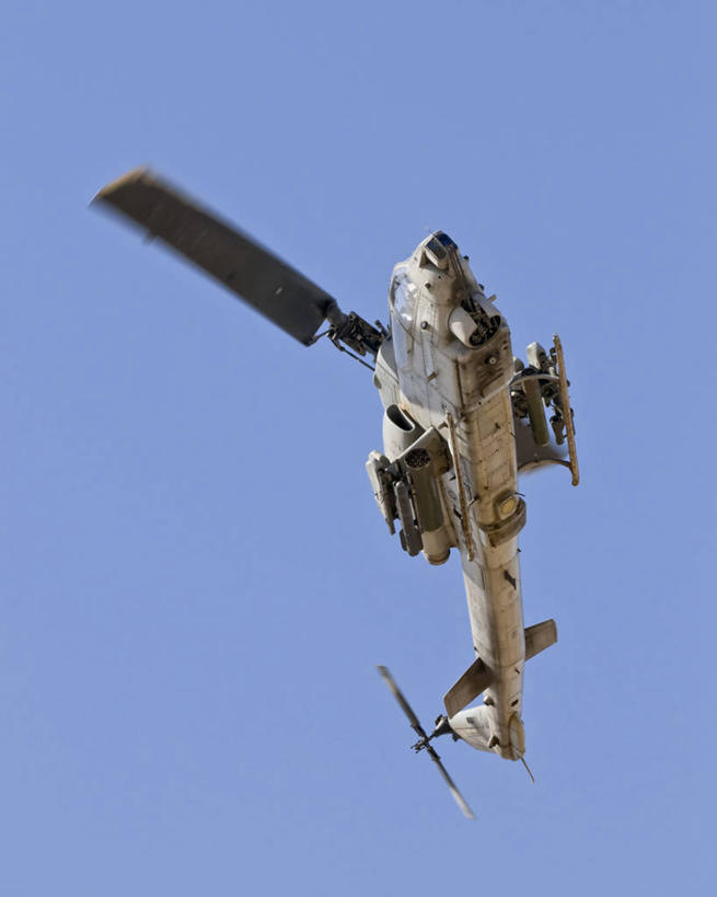 无人,竖图,室外,白天,仰视,咆哮,螺旋桨,旋转,飞,战争,转,摄影,直升机,航空航天工程,准确,暴力,毁灭,进攻,军用机,军用直升机,技能,刀刃,危险,彩图,低角度拍摄,美国海军陆战队