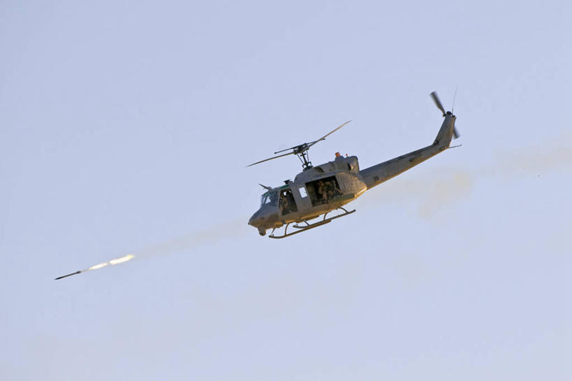 两个人,飞行员,横图,室外,白天,美国,咆哮,军事,火焰,螺旋桨,飞,蓝色,天空,战争,转,摄影,直升机,航空航天工程,亚利桑那,准确,暴力,打斗,毁灭,进攻,导弹,军用直升机,座舱,UH-1直升机,技能,刀刃,危险,彩图,美国海军陆战队,美国军事,爆炸物