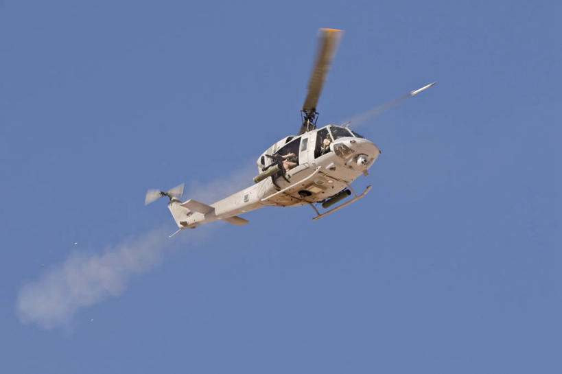 两个人,飞行员,横图,室外,白天,运动模糊,爆炸,美国,咆哮,火焰,螺旋桨,飞,蓝色,天空,战争,转,摄影,直升机,航空航天工程,亚利桑那,准确,暴力,打斗,毁灭,进攻,导弹,军用直升机,座舱,UH-1直升机,技能,刀刃,危险,彩图,美国海军陆战队,美国军事,爆炸物