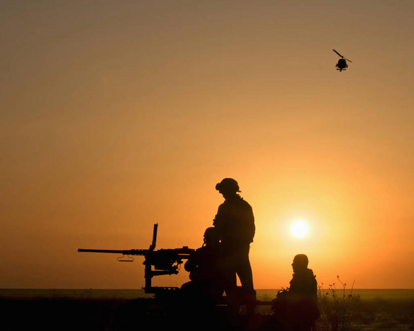 三个人,横图,室外,白天,留白,日落,美国,士兵,军事,黄色,橙色,战争,摄影,直升机,亚利桑那,打斗,海军,剪影,机关枪,军用机,军用直升机,彩图,美国海军陆战队,美国军事