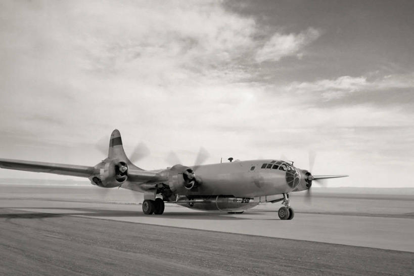 无人,横图,黑白,室外,飞机,美国,军事,摄影,飞行器,加利福尼亚,安诺拉盖伊轰炸机,科学实验,螺旋桨飞机,飞机跑道,爆炸物