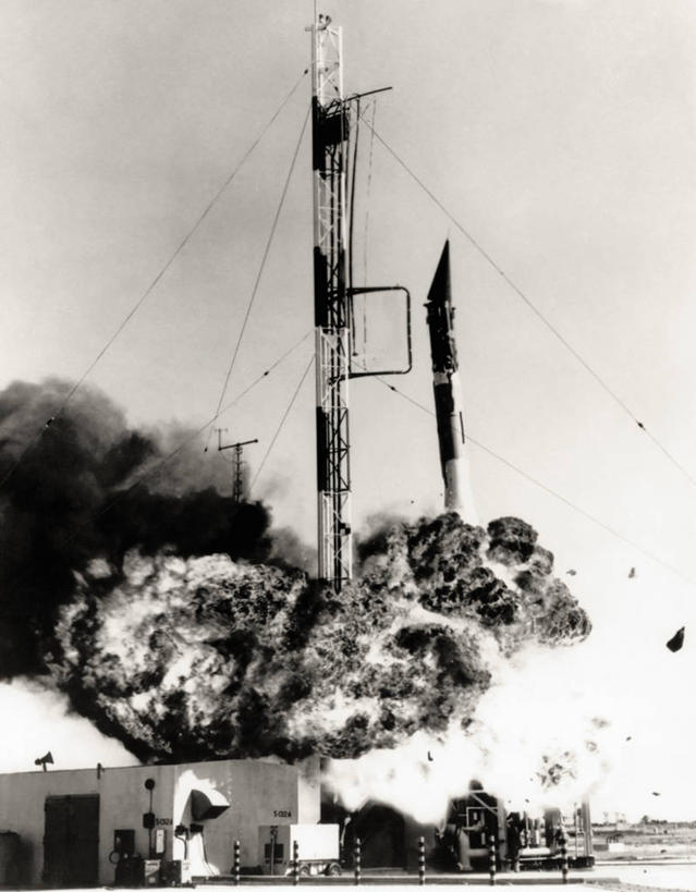 无人,竖图,黑白,室外,失败,爆炸,美国,起飞,太空,发射台,烟,力量,摄影,噪声,空间探索