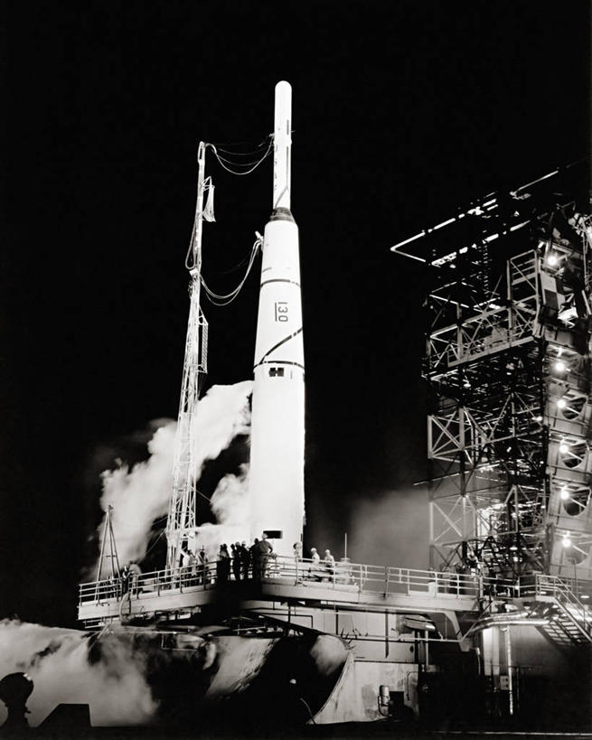 竖图,黑白,室外,夜晚,美国,起飞,太空,蒸汽,发射台,摄影,北美,北美洲,美洲,佛罗里达,佛罗里达州,佛州,阳光州,北亚美利加洲,亚美利加洲,美利坚合众国,空间探索