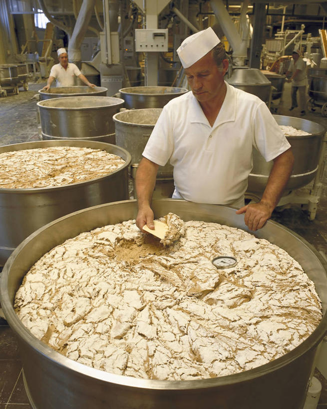 面包,西方人,一个人,竖图,室内,生产线,技术,德国,欧洲,欧洲人,工作,食品,饮食,职业,金融,工业,摄影,制造,烘焙师,面包店,熔锅,白种人,彩图,酵母面包,小麦面粉