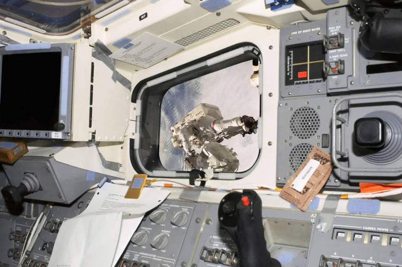 成年人,中年人,一个人,宇航员,横图,窗户,仅一个男性,仅一个人,仅一个中年男性,摄影,航天飞机,奋进号航天飞机,座舱,男人,男性,中年男性,彩图,太空行走,空间探索