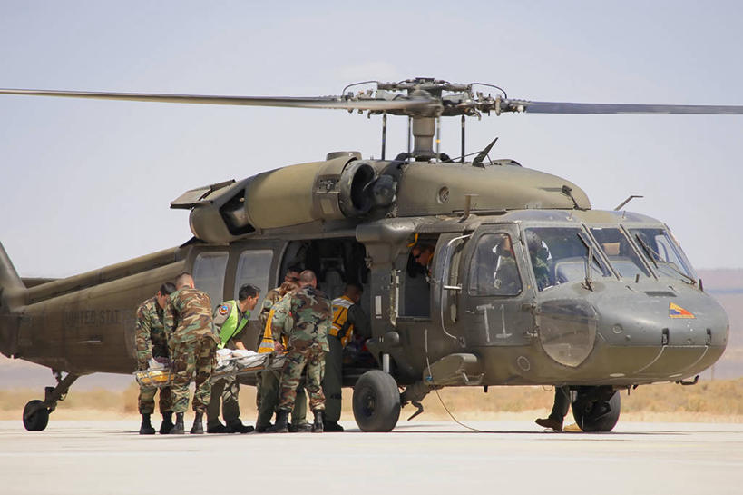 西方人,成年人,横图,室外,白天,欧洲,美国,欧洲人,运输,摄影,直升机,担架,加利福尼亚,受伤,伪装,损伤,援救,美国宇航局,危险,白种人,彩图,挫伤,爱德华兹空军基地,撤退