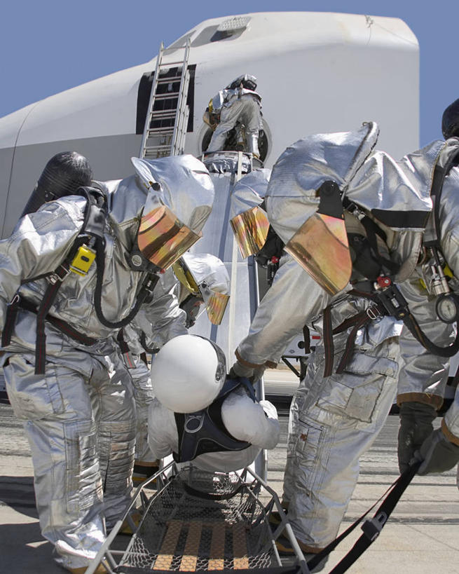 成年人,消防员,竖图,室外,白天,工作服,制服,安全,美国,朦胧,模糊,防护,摄影,保护,担架,加利福尼亚,保险,防护服,受伤,保全,周全,安稳,安定,工作制服,损伤,美国宇航局,平安,危险,彩图,工作套服,避火服,挫伤,爱德华兹空军基地