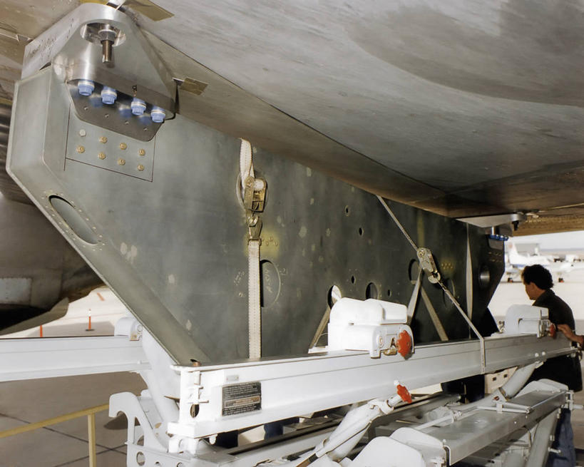 西方人,一个人,横图,室外,白天,欧洲,美国,欧洲人,钢铁,摄影,飞行器,工程,加利福尼亚,B-52同温层堡垒轰炸机,美国宇航局,白种人,技术员,彩图,爱德华兹空军基地,输电塔