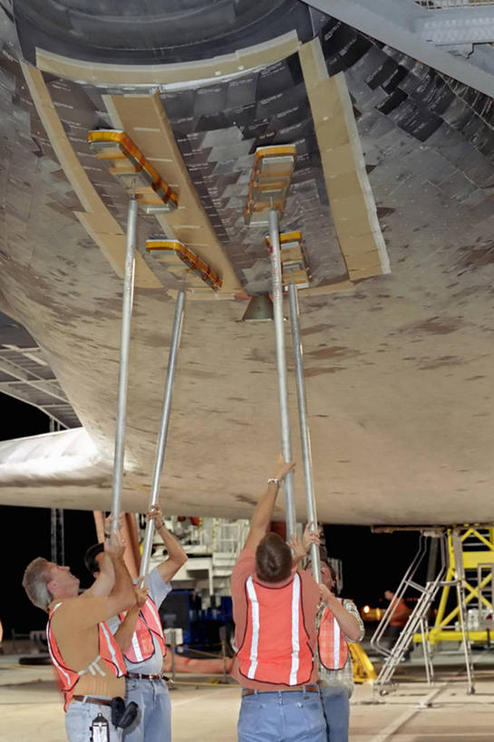 西方人,成年人,中年人,竖图,室外,夜晚,技术,欧洲,美国,欧洲人,工作,运输,摄影,加利福尼亚,航天飞机,美国宇航局,发现号,男人,中年男性,白种人,技术员,彩图,空间探索