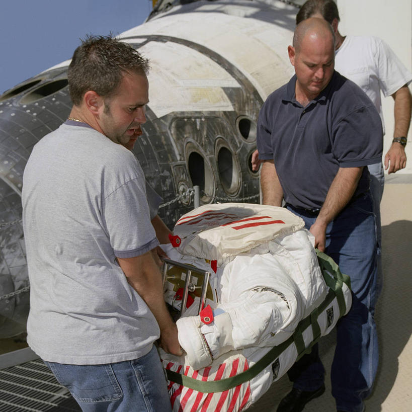 西方人,成年人,中年人,两个人,方图,室外,白天,技术,鸸鹋,欧洲,美国,欧洲人,工作,摄影,运送,加利福尼亚,航天飞机,美国宇航局,发现号,男人,中年男性,白种人,技术员,彩图,空间探索