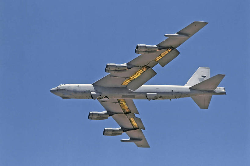 无人,横图,室外,白天,仰视,飞机,美国,军事,交通,航空,交通工具,运输,摄影,飞行器,客机,加利福尼亚,载具,军用机,安诺拉盖伊轰炸机,B-52同温层堡垒轰炸机,美国宇航局,彩图,低角度拍摄,爱德华兹空军基地,商务机,爆炸物