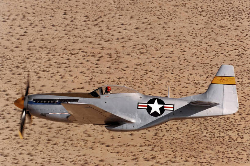 一个人,飞行员,横图,俯视,航拍,室外,白天,侧面,沙漠,飞机,美国,军事,摄影,飞行器,战斗机,第二次世界大战,鸟瞰,加利福尼亚,军用机,螺旋桨飞机,美国宇航局,彩图,高角度拍摄