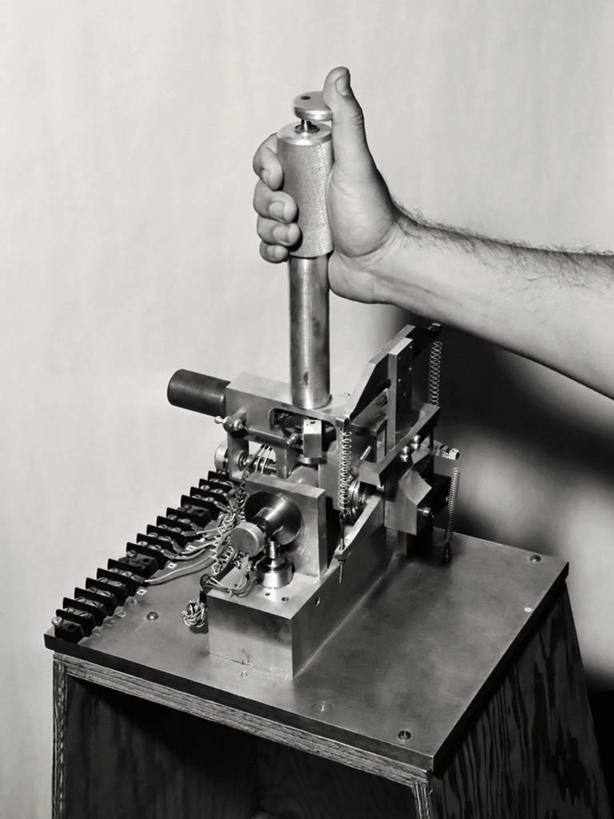 西方人,成年人,中年人,手,一个人,竖图,黑白,室内,特写,技术,欧洲,美国,欧洲人,仅一个男性,仅一个人,仅一个中年男性,摄影,操纵杆,部分,飞行器,加利福尼亚,控制杆,男人,男性,中年男性,白种人,飞行模拟器