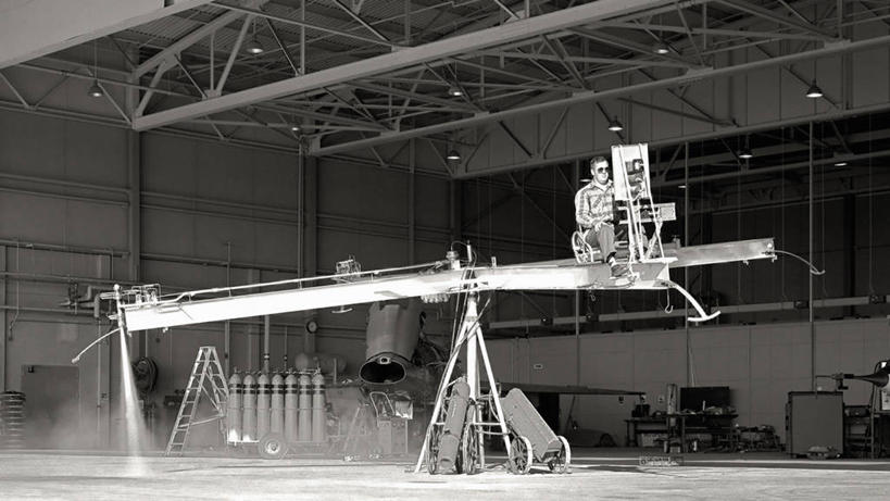 西方人,成年人,中年人,一个人,横图,黑白,室外,白天,技术,欧洲,美国,欧洲人,仅一个男性,仅一个人,仅一个中年男性,摄影,飞行器,加利福尼亚,空气污染,男人,男性,中年男性,白种人,挂衣架,飞行模拟器,试飞员