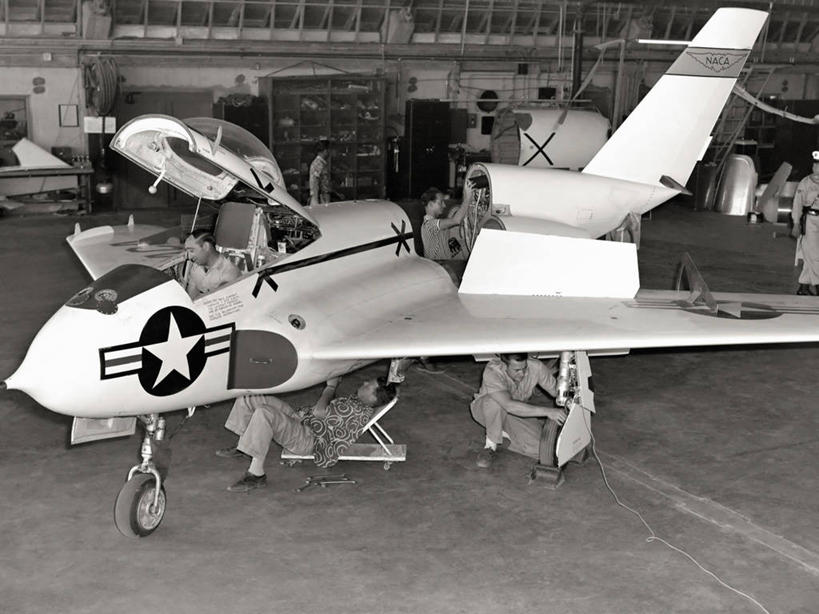 西方人,成年人,中年人,四个人,空姐,横图,黑白,室内,技术,飞机,欧洲,美国,欧洲人,工作,乘务员,航空乘务员,空乘,服务,摄影,修理,飞行器,加利福尼亚,科学实验,拆卸,中年男性,白种人,飞机库