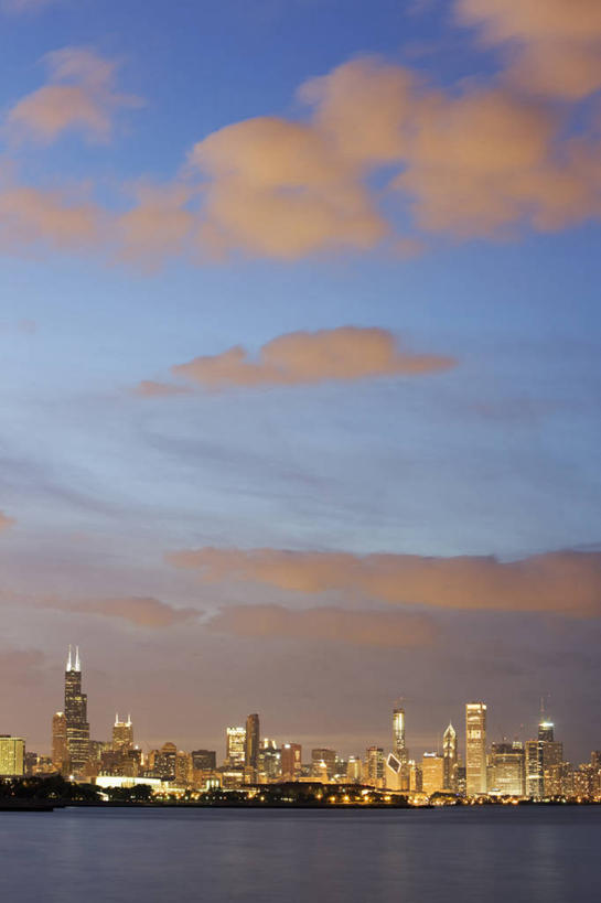 无人,竖图,室外,夜晚,水,天际线,城市,建筑,美国,对称,光,云,摄影,照亮,北美,照明设备,伊利诺斯州,密歇根湖,芝加哥市,微生物学,彩图