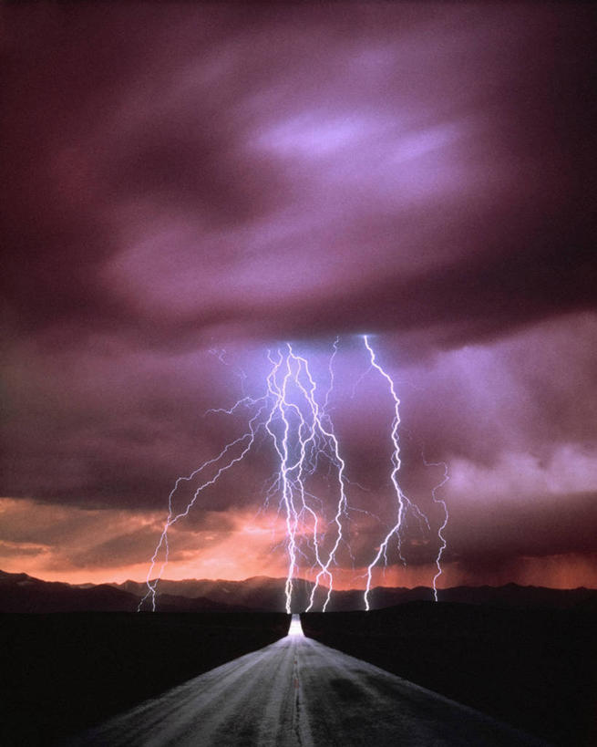 无人,竖图,留白,风险,闪电,暴风雨,高速公路,路,自然灾害,天气,天空,摄影,能源,电,电源,危险,彩图