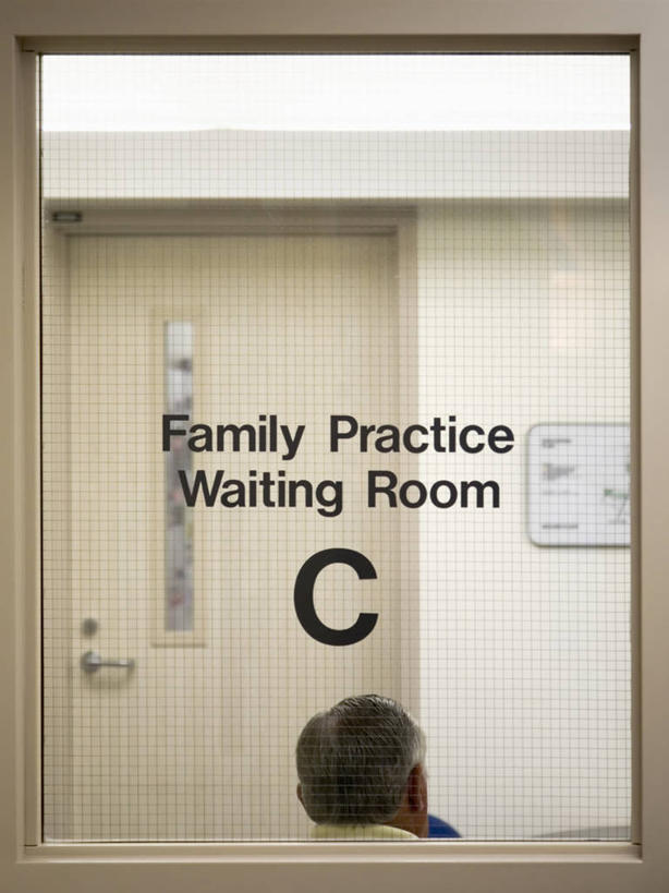 成年人,老年人,一个人,竖图,仅一个男性,仅一个人,背面,仅一个老年男性,摄影,英文字母,关爱,等,等候室,老年男性,男人,男性,彩图,社会问题