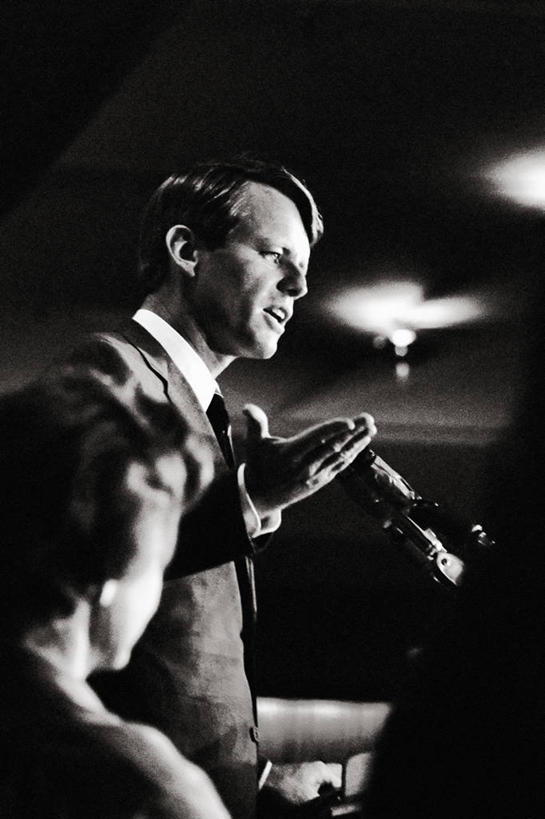 西方人,成年人,中年人,一个人,竖图,黑白,欧洲,欧洲人,仅一个男性,仅一个人,仅一个中年男性,历史,摄影,肖像,政府,政治,司法部长,男人,男性,中年男性,白种人,半身,演说家,美国司法部长,罗伯特.弗朗西斯.肯尼迪,罗伯特.肯尼迪