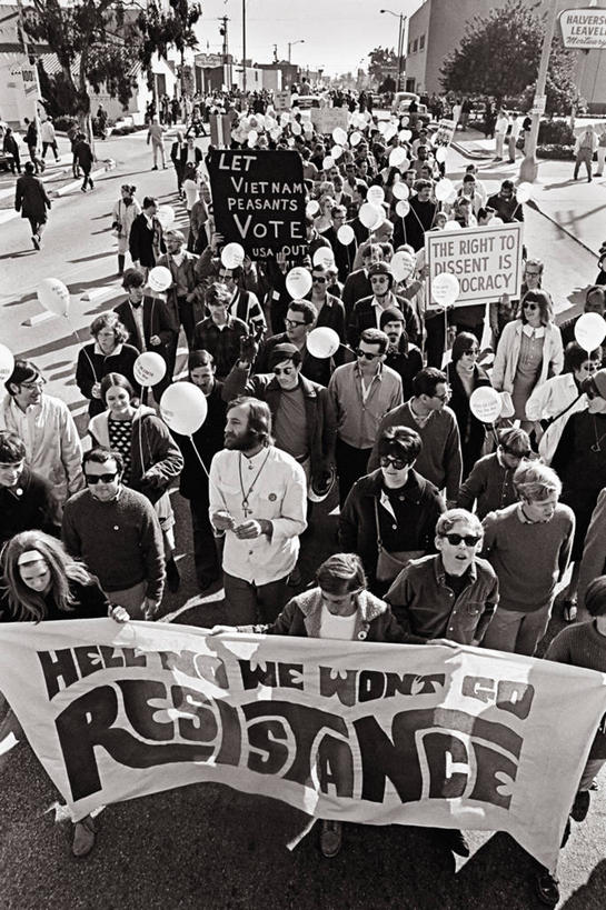 西方人,成年人,老年人,竖图,俯视,黑白,欧洲,美国,欧洲人,冲突,标语,战争,摄影,抗议,加利福尼亚,群众,年轻男性,年轻女性,白种人,年轻人,高角度拍摄,社会问题,越南战争,托伦斯