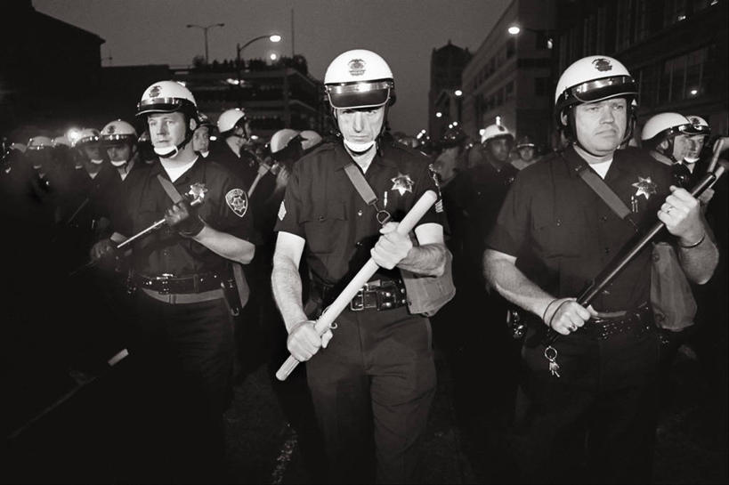 西方人,成年人,中年人,横图,黑白,制服,欧洲,美国,欧洲人,历史,力量,战争,摄影,抗议,暴力,加利福尼亚,肖像,警官,进攻,警棍,奥克兰,男人,中年男性,白种人,半身,法律,越南战争