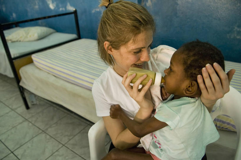 西方人,儿童,成年人,两个人,学生,护士,横图,欧洲,牙买加,欧洲人,奶瓶,首都,瓶子,容器,摄影,奶嘴,婴儿用品,储藏,贫穷,储存,关爱,年轻女性,女孩,白种人,年轻人,彩图,贮存